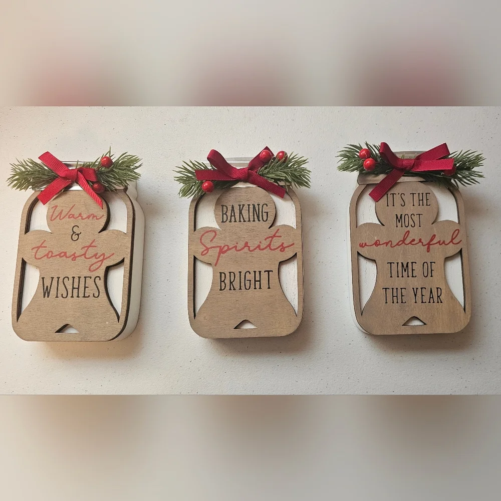 Christmas Wooden Shelf Sitter Set with Red Accents. NWT. Size is 6